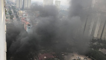 Hà Nội: Cháy bãi gửi ô tô gần chung cư Xa La