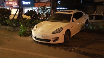 Hà Nội: Tài xế xe Porsche nghi bị đột quỵ mất lái, tông đổ nhiều cây xanh