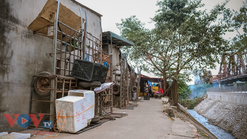 Người dân khu "ổ chuột" xập xệ nhất nhì Hà Nội chật vật sinh hoạt trong những ngày rét đỉnh 