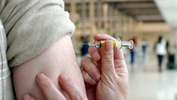 Tiêm vaccine cúm và vaccine COVID-19 cùng lúc vẫn an toàn