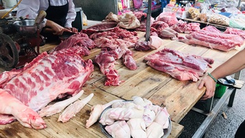 Giá thịt lợn hạ nhiệt, giá rau xanh lại tăng phi mã
