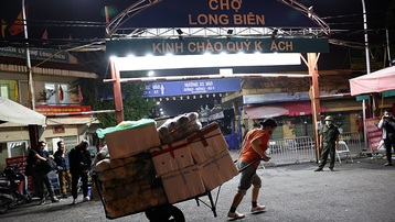 Tiểu thương vui mừng khi chợ Long Biên mở cửa trở lại
