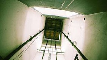 Cô gái trẻ ở Hà Nội rơi xuống hầm thang máy chết thương tâm