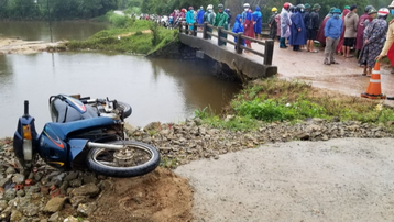 Quảng Trị: Đi xe máy rơi xuống sông, bố tử nạn, con trai mất tích