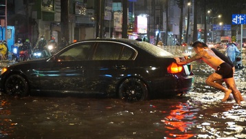 Trung tâm TP.HCM ngập nặng sau mưa lớn kéo dài
