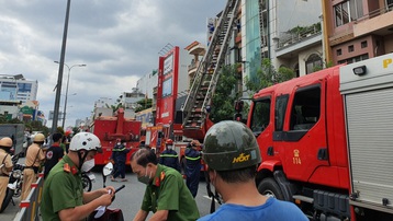 Cháy nhà ở TP.HCM, nhiều người được giải cứu kịp thời