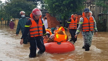 Nước lũ lên nhanh, khẩn cấp giải cứu hàng trăm học sinh đang học tại trường