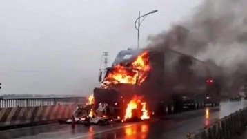 Quảng Bình: Xe container bốc cháy trên cầu Gianh, Quốc lộ 1A bị ách tắc