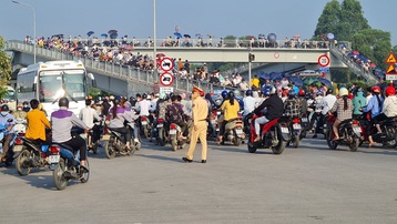 Cảnh giao thông hỗn loạn, mạnh ai nấy chạy ở đường gom cao tốc Hà Nội - Bắc Giang