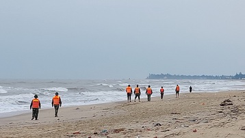 Quảng Bình: Sóng lớn đánh chìm thuyền nan, 1 ngư dân mất tích trên biển