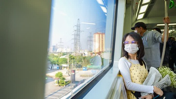 Ảnh: Tàu điện trên cao Cát Linh - Hà Đông 'hút' giới trẻ dịp cuối tuần
