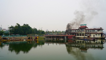 Hà Nội: Cận cảnh tháo dỡ bãi tàu thuyền hoang phế nhiều năm ở hồ Tây