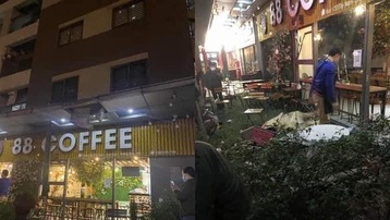 Người đàn ông rơi từ tầng 12 chung cư Linh Đàm, xuyên thủng mái quán cà phê