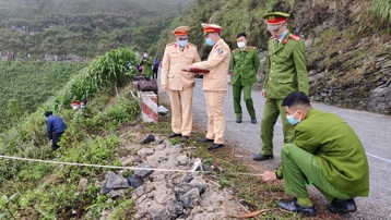 Hà Giang: Ô tô chở 4 người bất ngờ lao xuống đèo Mã Pì Lèng, 3 người tử vong
