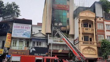 Hà Nội: Dập tắt đám cháy tại tòa nhà văn phòng cho thuê trên phố Cát Linh