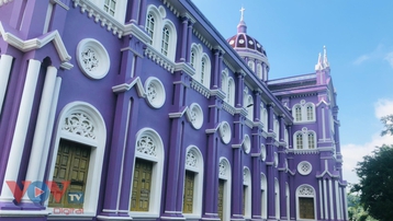 Ghé thăm nhà thờ màu tím ở miền tây Nghệ An