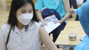 Số ca cộng đồng tiếp tục tăng, Hà Nội tiêm vaccine COVID-19 cho trẻ lớp 9