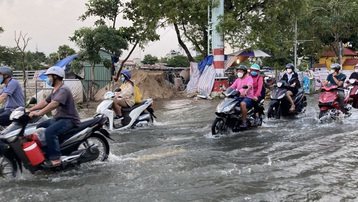 Triều cường đạt đỉnh, người dân TP.HCM khổ sở vì nước ngập