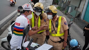 TP.HCM: Nhiều người đạp xe thể dục vi phạm luật giao thông bị xử phạt