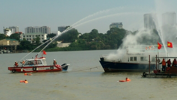 Hà Nội: Diễn tập phương án phòng cháy, chữa cháy và cứu nạn, cứu hộ trên sông Hồng