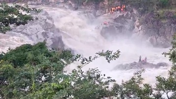 Gia Lai: Nỗ lực giải cứu 3 người dân bị mắc kẹt ở đập tràn Thuỷ điện Đak Srong