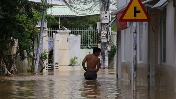 Mưa lũ làm nhiều vùng ngoại ô TP Nha Trang ngập sâu