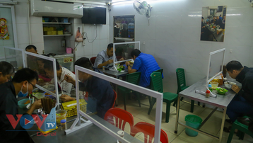 Hà Nội: 'Vùng cam' Hai Bà Trưng dừng dịch vụ ăn uống tại chỗ