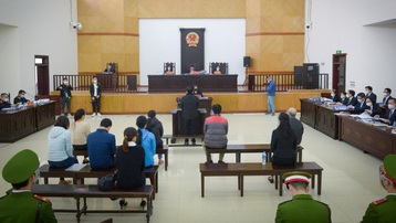 Ảnh: Dàn cựu lãnh đạo Đại học Đông Đô bị dẫn giải đến phiên xét xử