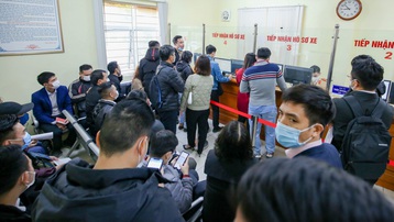 'Biển người' đổ về gây tình trạng lộn xộn tại các điểm đăng ký xe ở Hà Nội