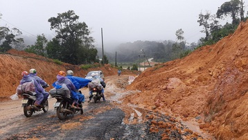 Kon Tum: Khẩn trương khắc phục sạt lở do mưa lũ trên Quốc lộ 24