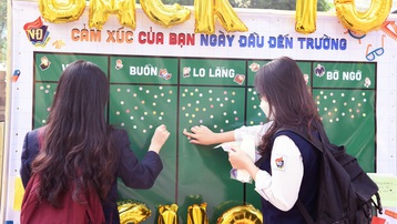 Hàng ngàn học sinh lớp 12 của Hà Nội đi học trực tiếp sau nhiều tháng nghỉ dịch