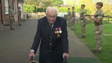 Cựu binh Tom Moore nổi tiếng của nước Anh mắc COVID-19