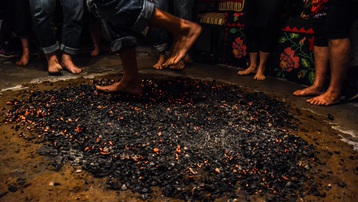 Nghi lễ đi chân trần trên than cháy ở Hy Lạp