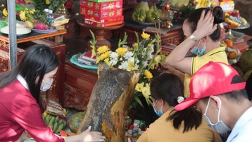 Tái diễn cảnh xức dầu tượng hổ ở chùa Hương Tích