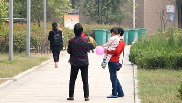 Trung Quốc xem xét thí điểm dỡ bỏ giới hạn sinh con