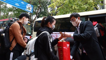 Ấm áp xe miễn phí đưa sinh viên về quê đón Tết