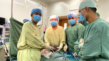 Phẫu thuật thành công cho bệnh nhân có khối u buồng trứng khổng lồ