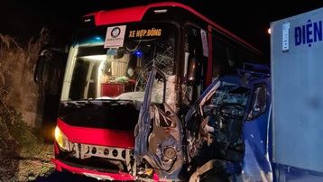 Bắc Kạn: Xe tải va chạm xe khách khiến 1 người tử vong và 1 người bị thương nặng
