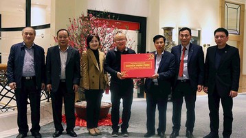 Thủ tướng Nguyễn Xuân Phúc tặng quà Tết cho HLV Park Hang Seo