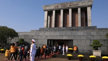 Lăng Chủ tịch Hồ Chí Minh mở cửa đón nhân dân vào viếng vào ngày mùng 1 Tết