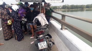 Nam thanh niên bỏ lại xe máy, gieo mình xuống sông Thu Bồn