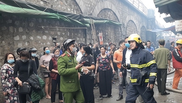 Hà Nội: Cháy lớn hơn 1 giờ, lan ra nhiều cửa hàng tại phố Gầm Cầu