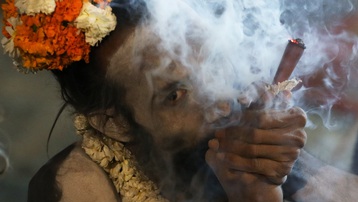 Tu sĩ khổ hạnh Naga Sadhu tập trung trong lễ hội Kumbh Mela trên sông Hằng