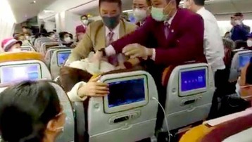Mâu thuẫn trên máy bay, tiếp viên Trung Quốc đánh phi công gãy răng
