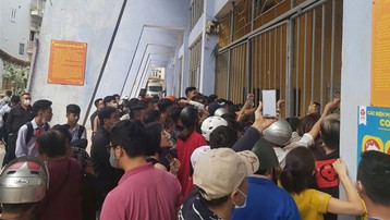 V-League trở lại: CĐV Hải Phòng vây kín cổng sân Lạch Tray mua vé