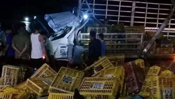 Đắk Lắk: Lật xe tải trong đêm, hai người chết một người nguy kịch