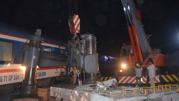 Khánh Hòa: Tàu hỏa tông xe đầu kéo, đường sắt Bắc-Nam tê liệt gần 7 giờ
