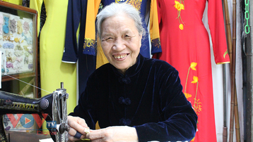 Người phụ nữ gần 70 năm giữ gìn và tôn vinh tà áo dài truyền thống