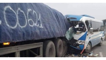 Vụ xe khách đâm xe đầu kéo tại Nghệ An: Tạm giữ tài xế xe khách do không làm chủ tốc độ