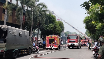 TPHCM: Nhà hàng nướng cháy dữ dội giữa trưa